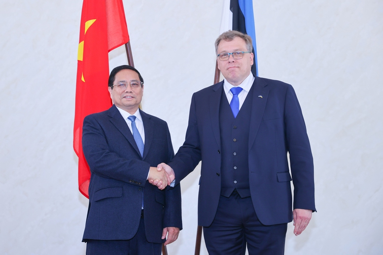 Thủ tướng Phạm Minh Chính và Chủ tịch Quốc hội Estonia Lauri Hussar - Ảnh: VGP/Nhật Bắc