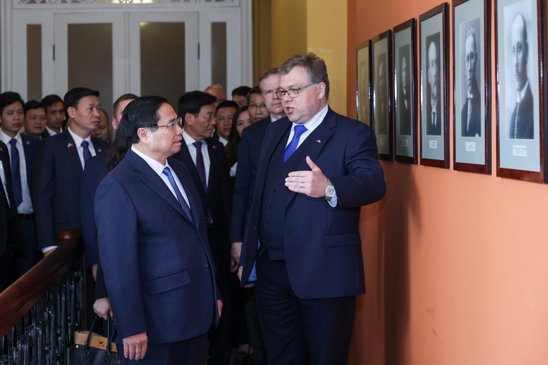 Thủ tướng Phạm Minh Chính nghe giới thiệu khi tham quan trụ sở Quốc hội Estonia - Ảnh: VGP/Nhật Bắc