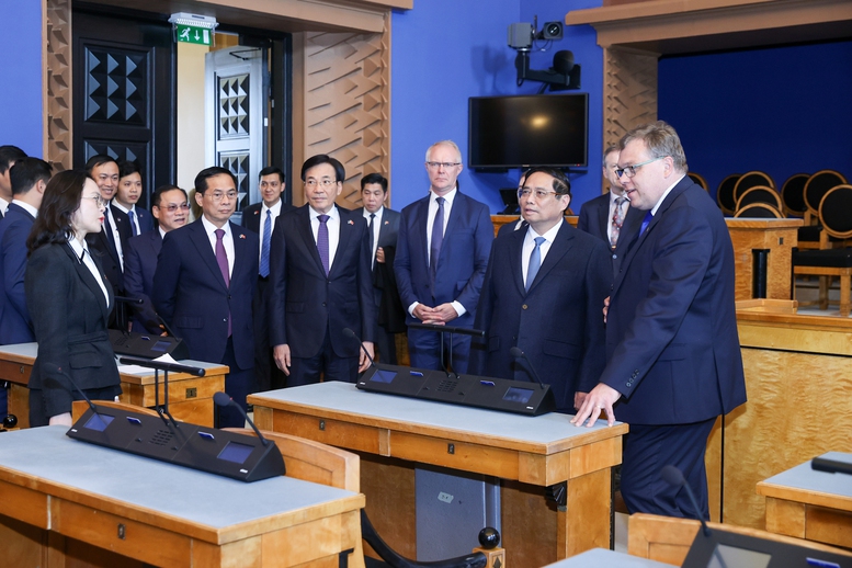 Thủ tướng Chính phủ Phạm Minh Chính tham quan trụ sở Quốc hội Estonia - Ảnh: VGP/Nhật Bắc