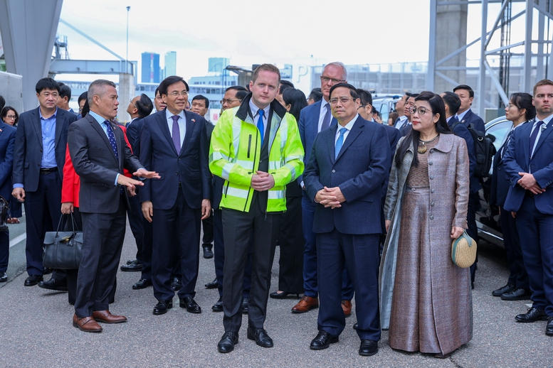 Thủ tướng Chính phủ Phạm Minh Chính và Phu nhân thăm Cảng Tallinn - một trong những cảng biển lớn nhất ở khu vực biển Baltic - Ảnh: VGP/Nhật Bắc