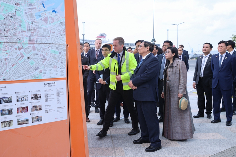 Thủ tướng và Phu nhân nghe giới thiệu về bản đồ phân bố tàu tại cảng - Ảnh: VGP/Nhật Bắc