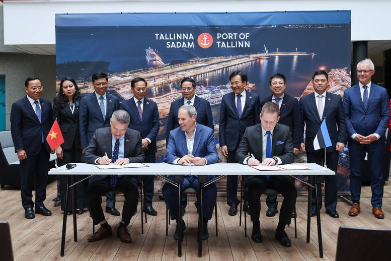 Thủ tướng Phạm Minh Chính chứng kiến Tổng công ty Hàng hải Việt Nam (VIMC) trao đổi và ký thoả thuận (MOU) về hợp tác chuyển giao công nghệ vận hành cảng thông minh với Cảng Talinn - Ảnh: VGP/Nhật Bắc