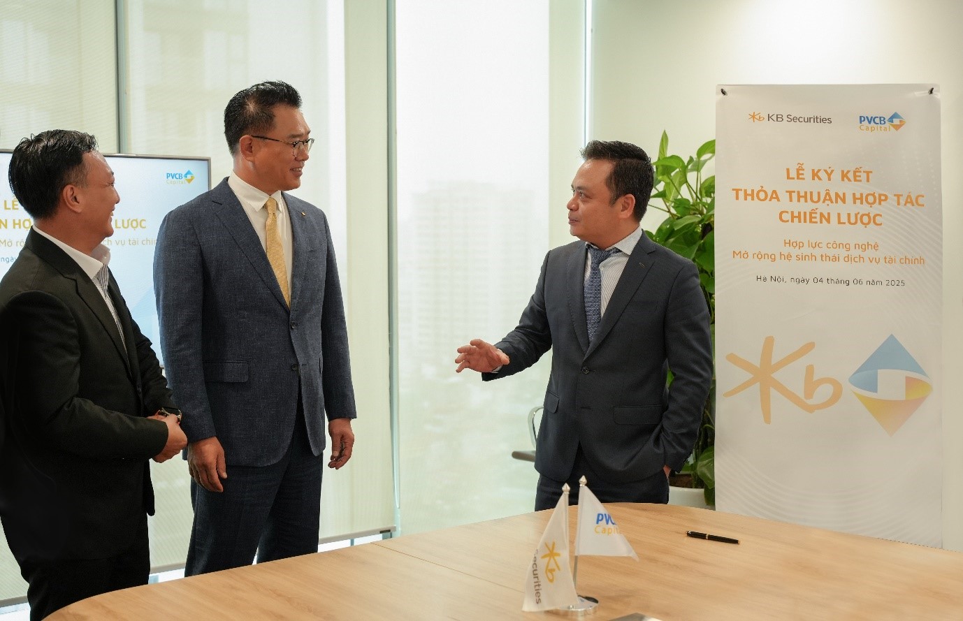 Ông Trần Quang Vinh (ngoài cùng bên phải) – Giám đốc PVCB Capital cũng chia sẻ việc hợp tác là bước đi chiến lược quan trọng với cả hai phía. Ông Trần Quang Vinh (ngoài cùng bên phải) – Giám đốc PVCB Capital cũng chia sẻ việc hợp tác là bước đi chiến lược quan trọng với cả hai phía.