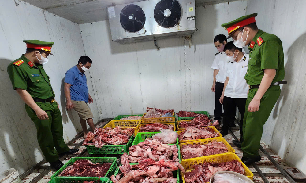 Cơ quan chức năng kiểm tra, phát hiện một cơ sở thu gom thịt lợn tại xã Minh Đức (thị xã Việt Yên) vi phạm quy định về phòng, chống dịch động vật và an toàn thực phẩm.