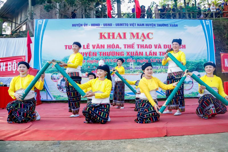 Liên hoan Văn nghệ dân gian - Phiên chợ vùng cao và Lễ hội Văn hóa “Hương sắc vùng cao” năm 2023 được tổ chức tại huyện miền núi Thường Xuân, tỉnh Thanh Hóa