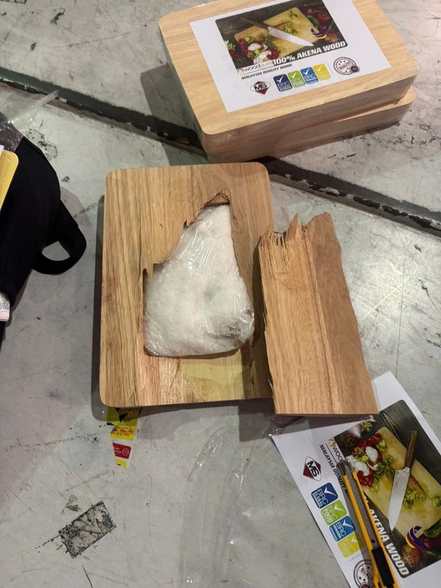 Ma túy được ngụy trang trong khối thớt gỗ