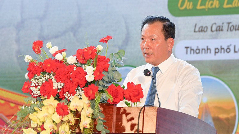 Phó Chủ tịch Thường trực Ủy ban nhân dân tỉnh Lào Cai Hoàng Quốc Khánh phát biểu khai mạc Hội chợ