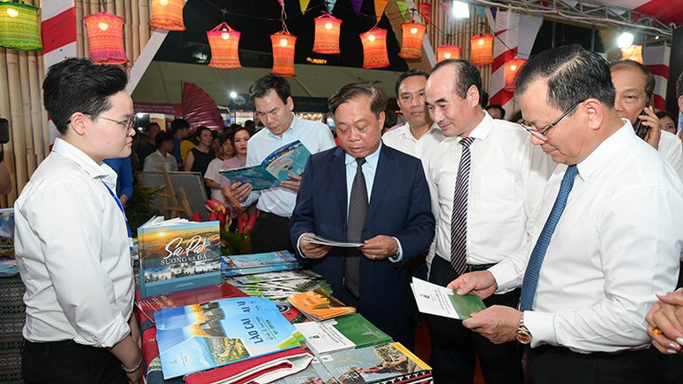 Sau lễ khai mạc, các đại biểu đã tham quan các gian trưng bày triển lãm, gian hàng của Việt Nam và Trung Quốc tham gia hội chợ