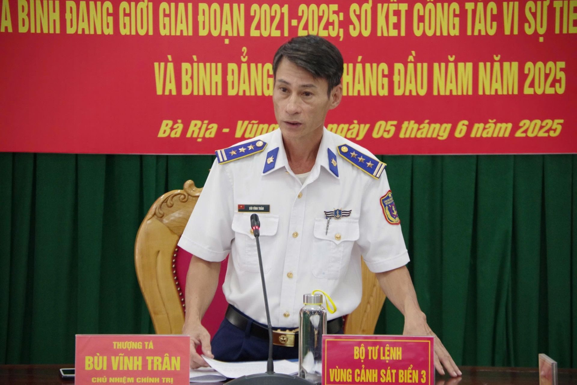 Thượng tá Bùi Vĩnh Trân, Chủ nhiệm Chính trị Vùng Cảnh sát biển 3 phát biểu tại hội nghị Thượng tá Bùi Vĩnh Trân, Chủ nhiệm Chính trị Vùng Cảnh sát biển 3 phát biểu tại hội nghị