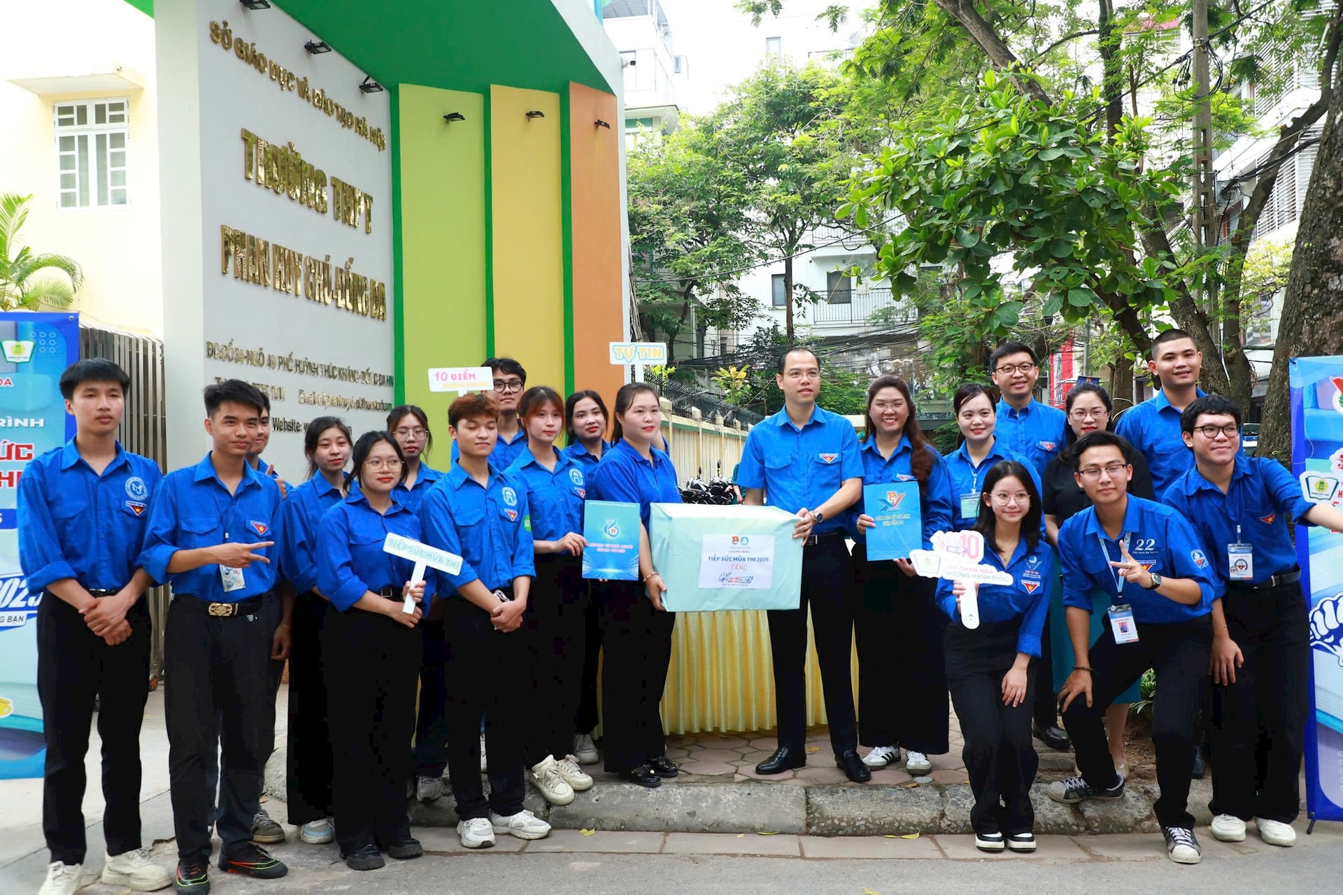 Phó Bí thư Thành đoàn, Chủ tịch Hội Sinh viên Việt Nam thành phố Hà Nội Nguyễn Tiến Hưng thăm, tặng quà đội hình tình nguyện tại Trường THPT Phan Huy Chú (quận Đống Đa). Ảnh: Bảo Lâm