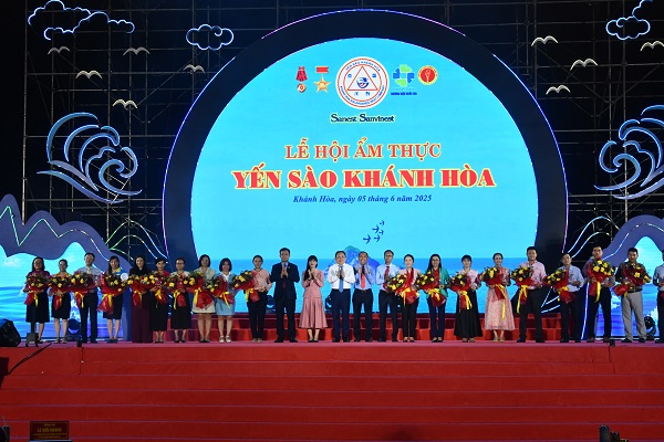 Trao Cúp lưu niệm và tặng hoa các đội tham gia