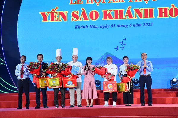 Ra mắt và tặng hoa Ban Gián Khảo