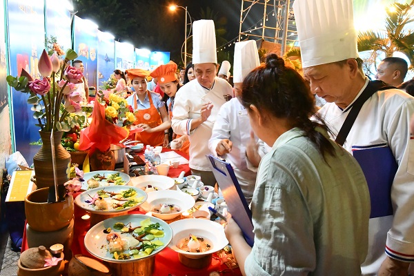 Ban Giám khảo đi chấm thi