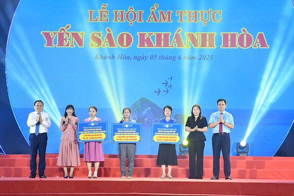 Công ty Yến sào Khánh Hòa trao biểu trưng tặng 3 nha Đại đoàn kết