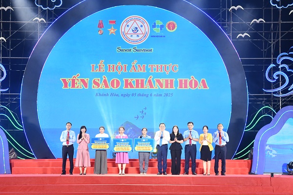 Công ty Yến sào Khánh Hòa trao 20 suất mổ mắt miễn phí cho người nghèo