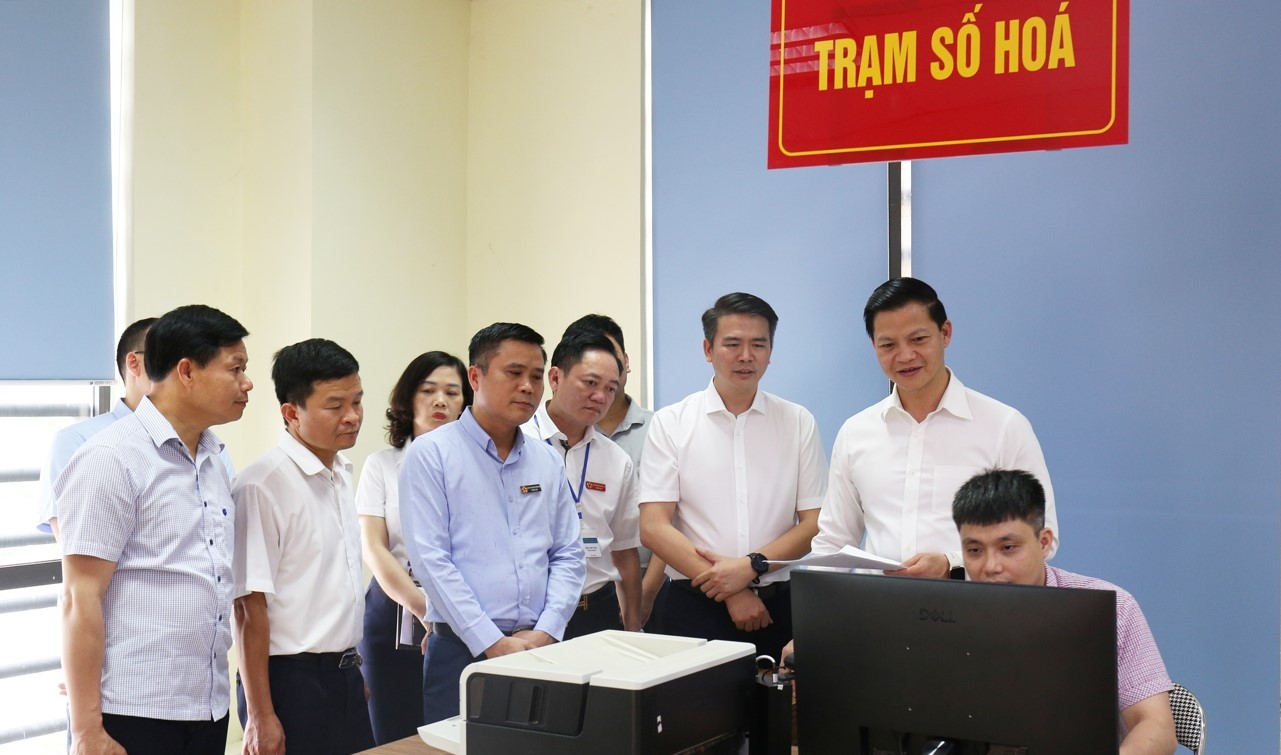 Chủ tịch UBND tỉnh Vương Quốc Tuấn (thứ 2 từ phải qua) và lãnh đạo các sở, ngành tham quan mô hình Trung tâm PVHCC một cấp. Chủ tịch UBND tỉnh Vương Quốc Tuấn (thứ 2 từ phải qua) và lãnh đạo các sở, ngành tham quan mô hình Trung tâm PVHCC một cấp.