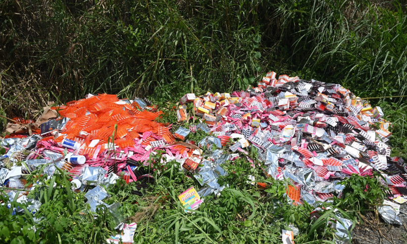 TP. Hồ Chí Minh: Xác minh việc hàng nghìn hộp thuốc, thực phẩm chức năng vất ở ven đường