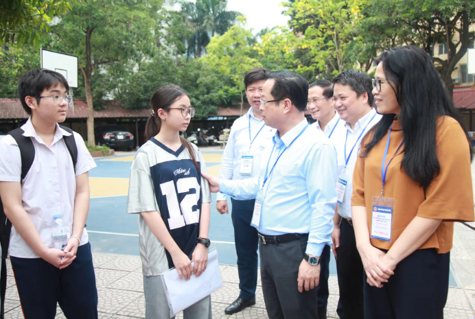 Giám đốc Sở GD&ĐT Hà Nội Trần Thế Cương, Phó Trưởng ban Thường trực Ban Chỉ đạo thi TP Hà Nội thăm hỏi, động viên thí sinh dự thi.