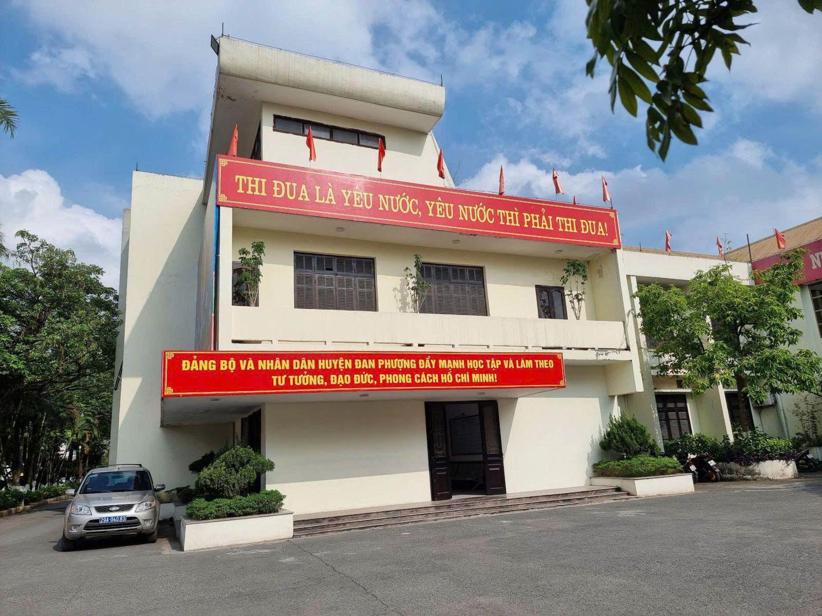 Bộ phận tiếp nhận thủ tục hành chính huyện Đan Phượng, Hà Nội. Ảnh: XC