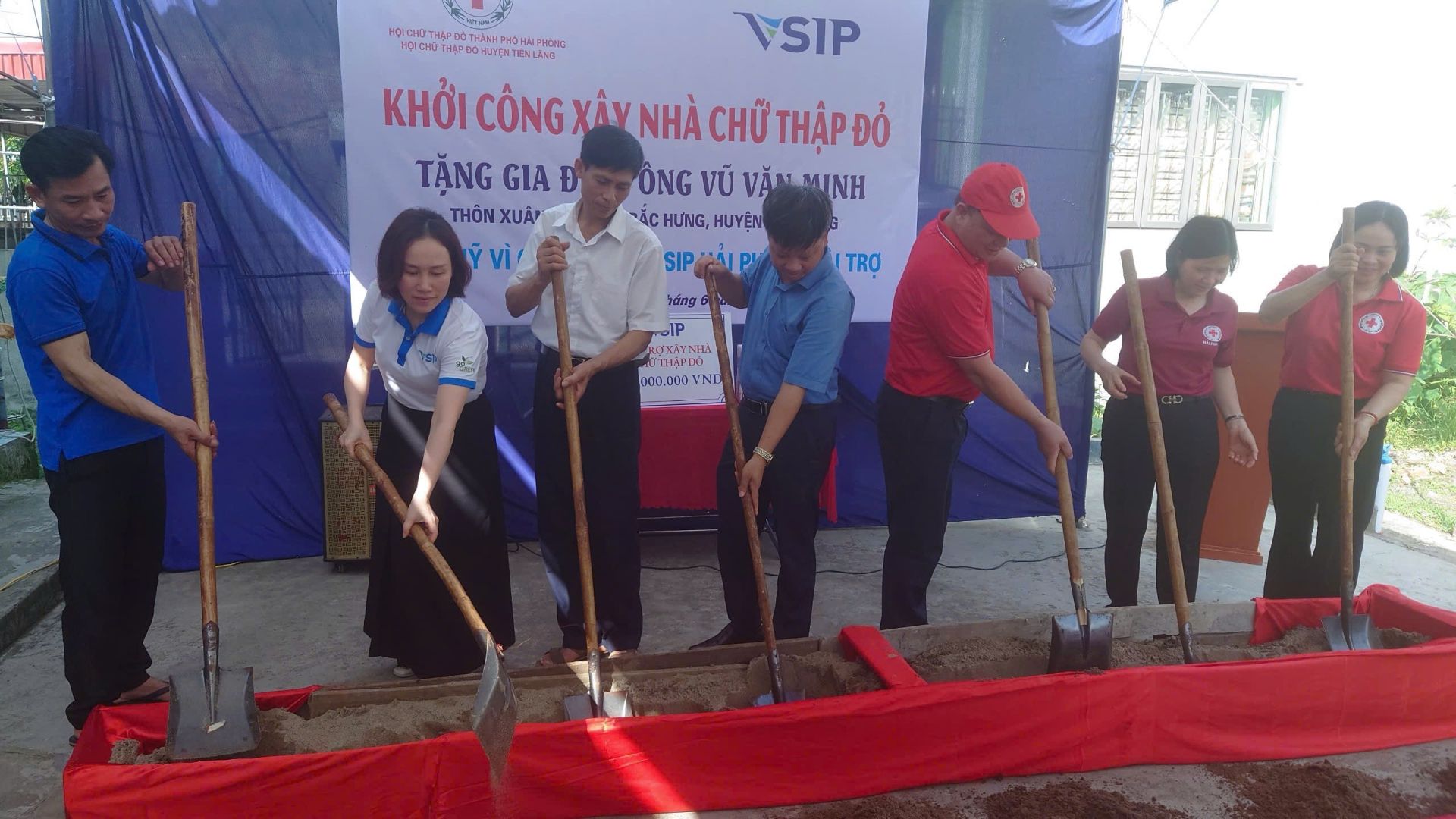 C&aacute;c đại biểu thực hiện khởi c&ocirc;ng x&acirc;y Nh&agrave; chữ thập đỏ.