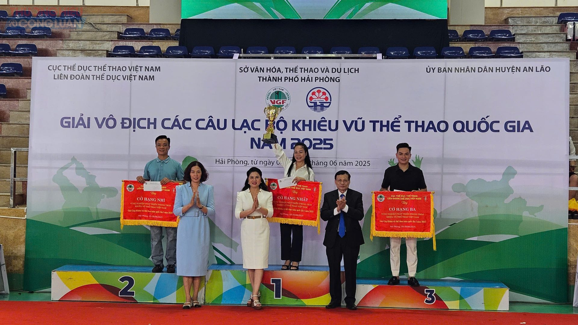 Ban tổ chức đã trao Cúp “Vì sự nghiệp phát triển phong trào Khiêu vũ Thể thao Việt Nam” dành cho đơn vị có số lượng vận động tham dự nhiều nhất tại giải.