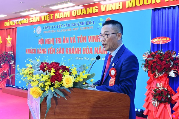 Ông Trần Tiến Dũng- Phó Trưởng phòng Tổng hợp công ty, công bố các quyết định tri ân và khen thưởng