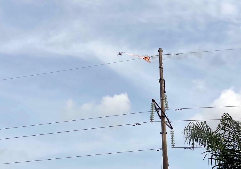 Thợ điện Thái Bình gỡ diều vướng vào đường dây điện 110 kV Thợ điện Thái Bình gỡ diều vướng vào đường dây điện 110 kV