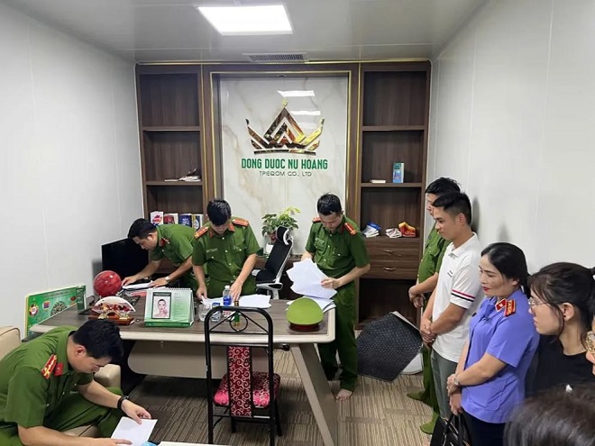 Lực lượng chức năng tổ chức khám xét trụ sở