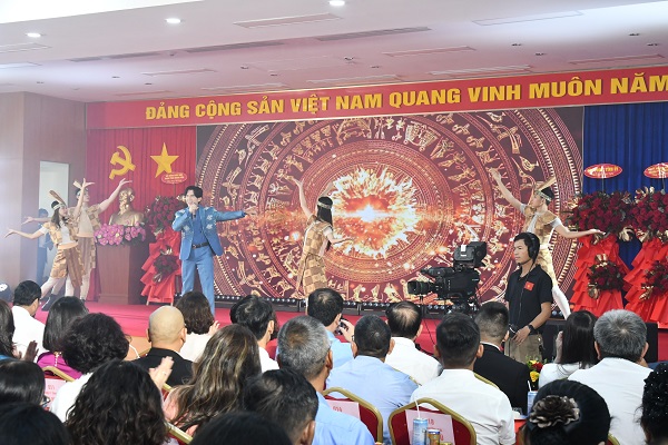 Văn nghệ với tiết mục của ca sĩ Đan Trường