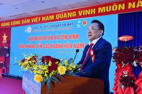 Ông Lê Hữu Hoàng- UVBTV Tỉnh ủy, Phó Chủ tịch Thường trực UBND tỉnh phát biểu chúc mừng hội nghị
