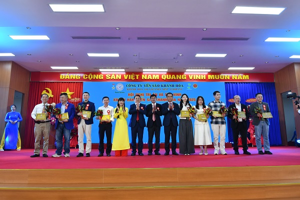 Ông Lê Hữu Hoàng- UVBTV Tỉnh ủy, Phó Chủ tịch Thường trực UBND tỉnh, lãnh đạo sở Công thương, Lãnh đạo Công ty Yến sào Khánh Hòa tri ân các nhà phân phối nước ngoài