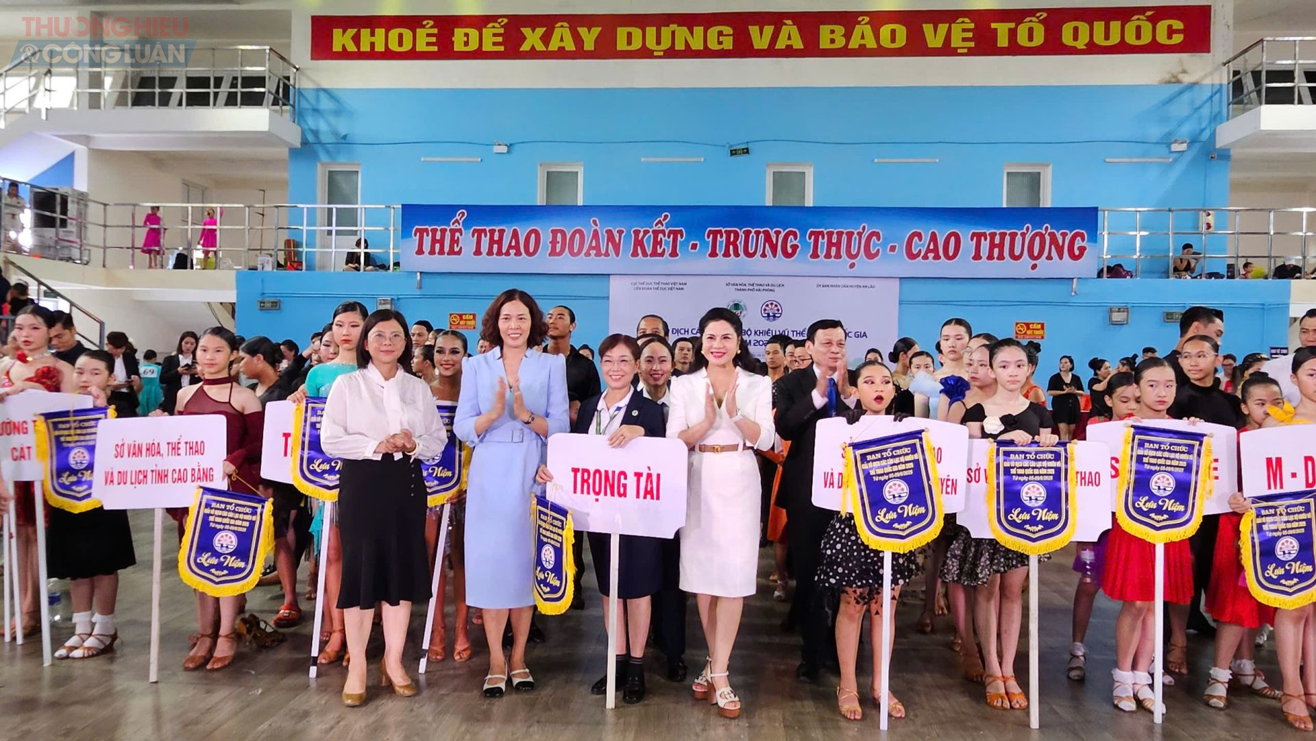 Ban Tổ chức trao cờ lưu niệm cho các đội tham dự giải