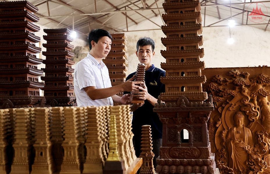 Sản phẩm tháp đốt trầm hương gốm gỗ của Công ty TNHH Xây dựng và sản xuất Hải Âu, thôn Thủ Độ, xã An Nhân, huyện Vĩnh Tường được công nhận sản phẩm công nghiệp nông thôn tiêu biểu cấp quốc gia năm 2024. Sản phẩm tháp đốt trầm hương gốm gỗ của Công ty TNHH Xây dựng và sản xuất Hải Âu, thôn Thủ Độ, xã An Nhân, huyện Vĩnh Tường được công nhận sản phẩm công nghiệp nông thôn tiêu biểu cấp quốc gia năm 2024.