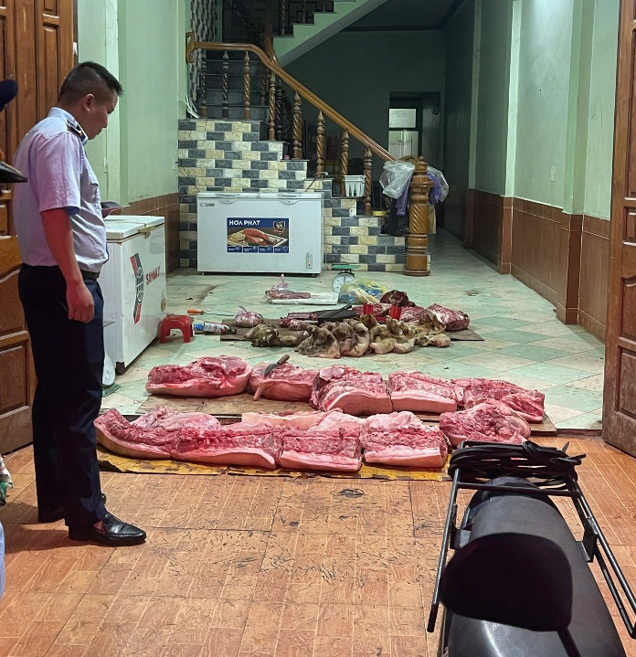 Lực lượng Quản lý thị trường (QLTT) tỉnh Hà Giang ngăn chặn và kịp thời tiêu hủy hơn 2 tạ thịt lợn không đảm bảo an toàn thực phẩm