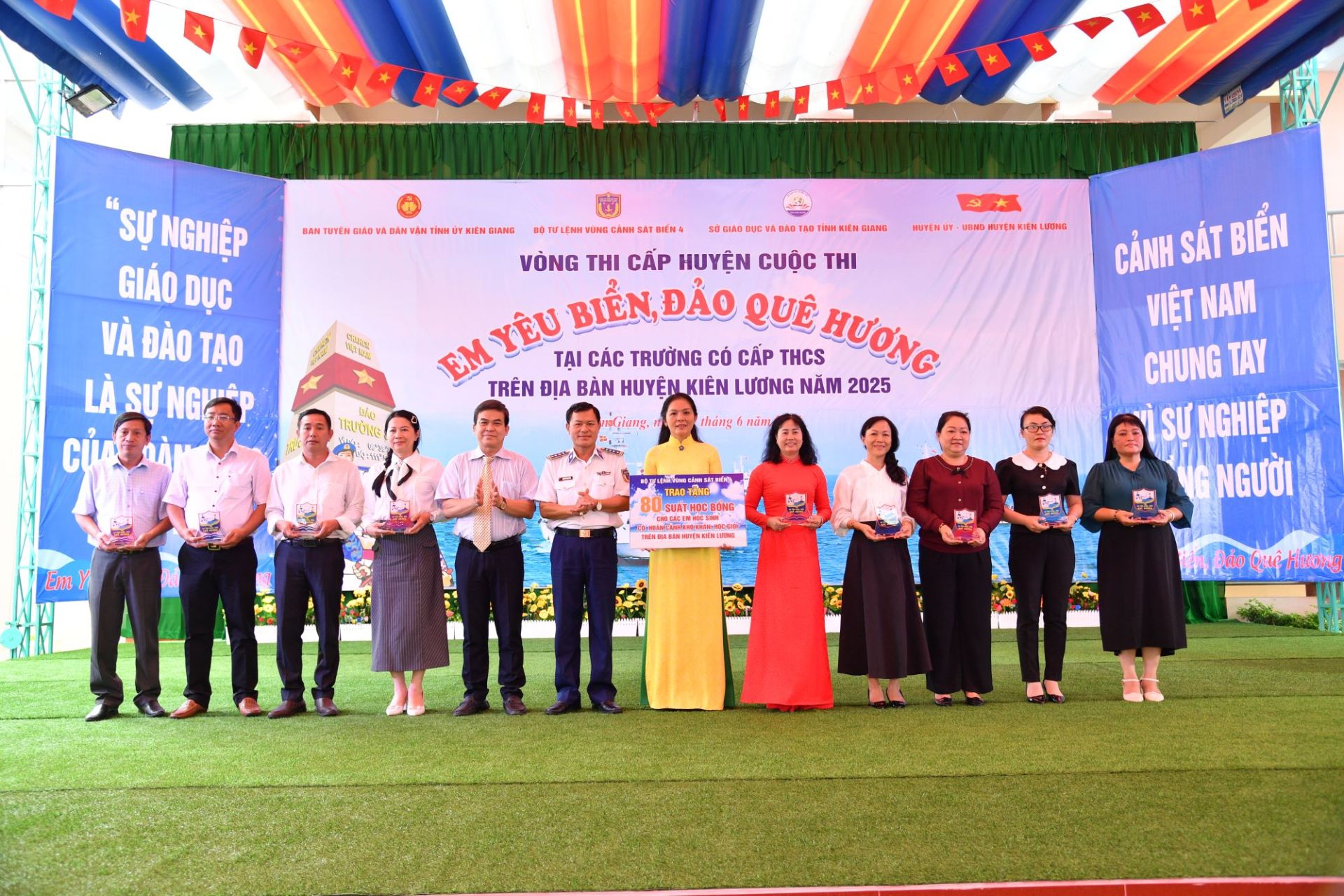 Đại tá Nguyễn Thái Dương, Ủy viên Ban Thường vụ Đảng ủy – Phó Chính ủy Bộ Tư lệnh Vùng Cảnh sát biển 4 tặng 80 suất quà cho các em học sinh có hoàn cảnh khó khăn.