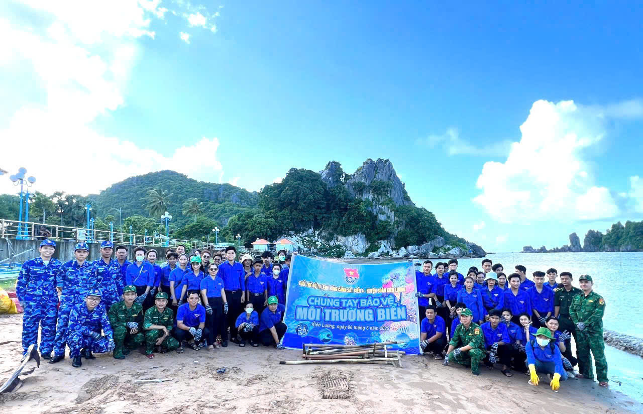 Đoàn viên thanh niên Bộ Tư lệnh Vùng Cảnh sát biển 4 phối hợp với Đoàn viên thanh niên các cơ quan, đơn vị trên địa bàn dọn dẹp vệ sinh môi trường biển. Đoàn viên thanh niên Bộ Tư lệnh Vùng Cảnh sát biển 4 phối hợp với Đoàn viên thanh niên các cơ quan, đơn vị trên địa bàn dọn dẹp vệ sinh môi trường biển.