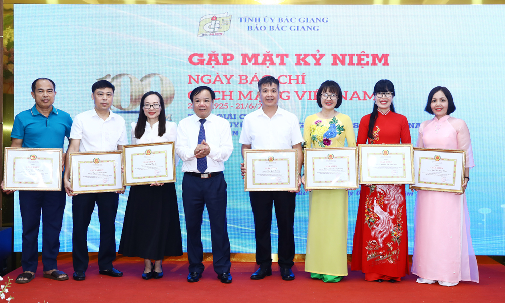 Đồng chí Trịnh Văn Ánh trao Giấy khen cho các cá nhân có thành tích xuất sắc. Đồng chí Trịnh Văn Ánh trao Giấy khen cho các cá nhân có thành tích xuất sắc.