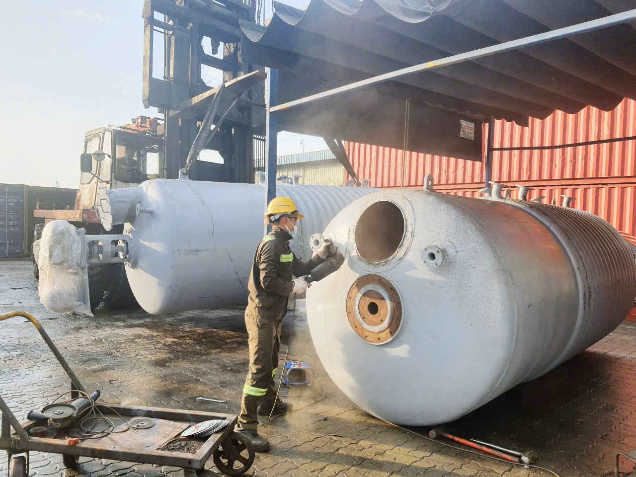 Hai chiếc bồn giấu thuốc lá lậu được cơ quan Hải quan phát hiện, bắt giữ