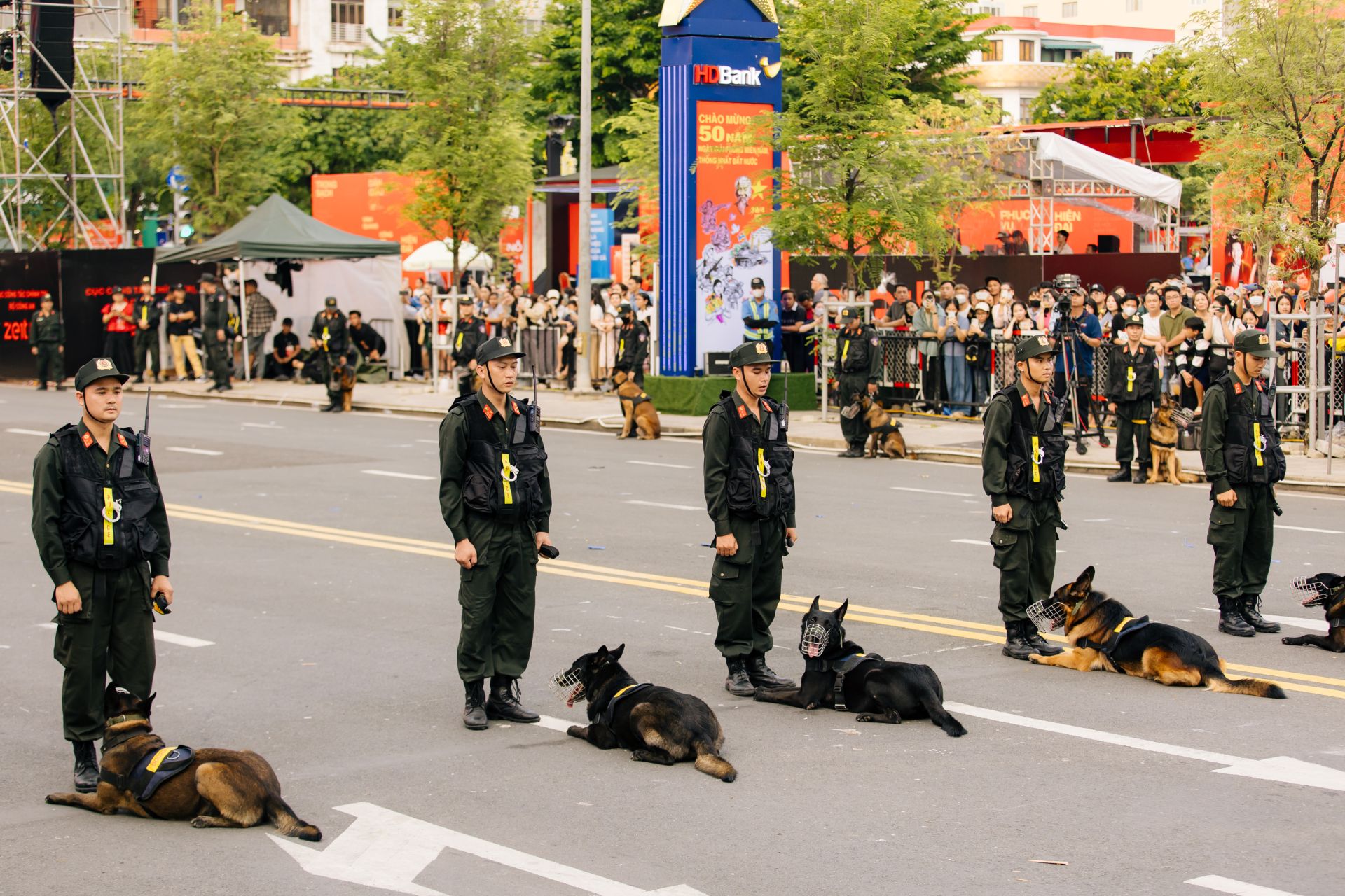 Những chú chó nghiệp vụ nhanh nhẹn, thuần thục phối hợp cùng chiến sĩ truy bắt tội phạm, phô diễn sức mạnh và sự huấn luyện bài bản của lực lượng cảnh khuyển