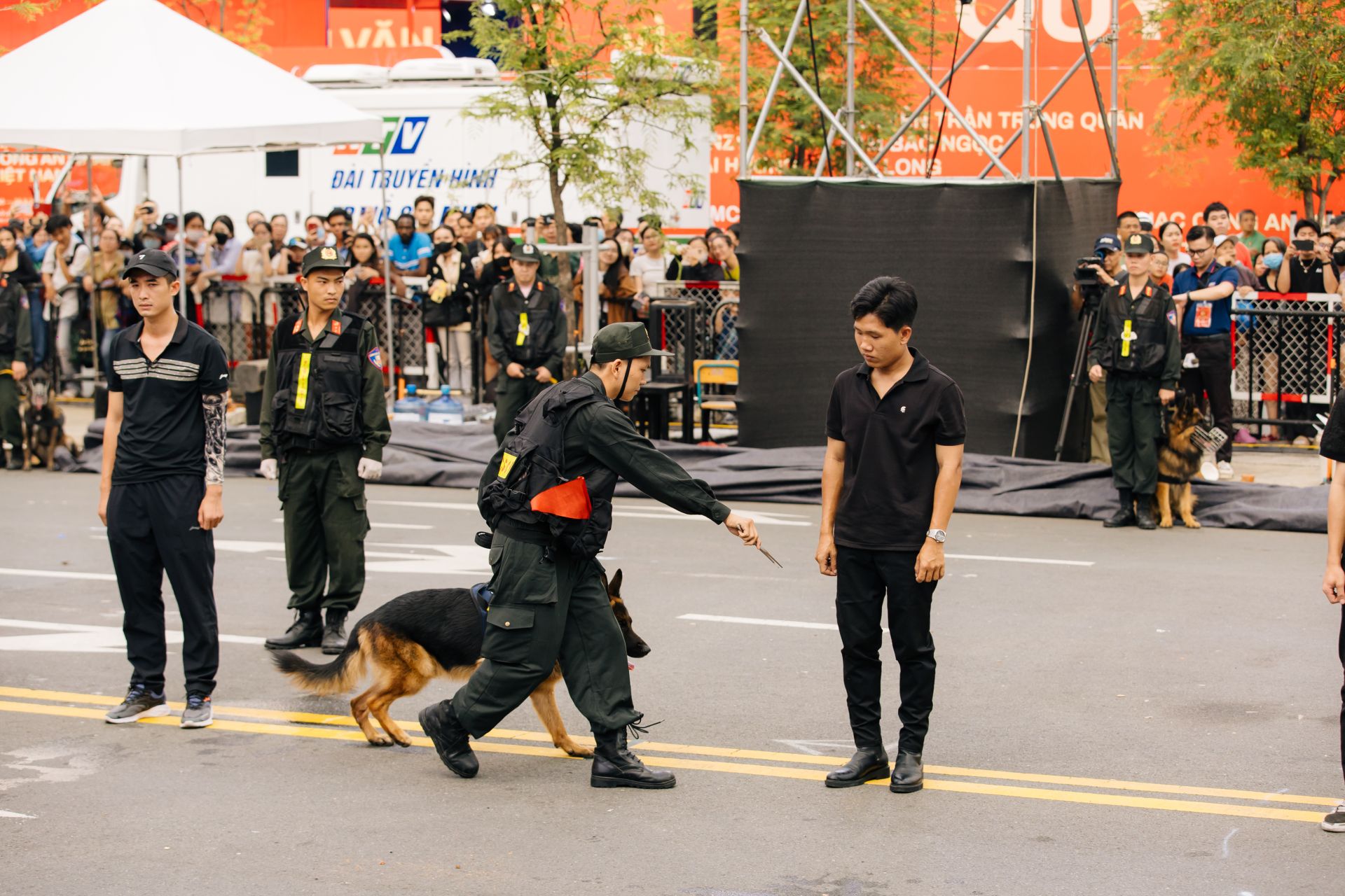 Không chỉ mang tính biểu diễn, mỗi tiết mục là một lát cắt chân thực của quá trình huấn luyện gian khổ, tinh thần sẵn sàng chiến đấu và hy sinh của lực lượng Công an nhân dân