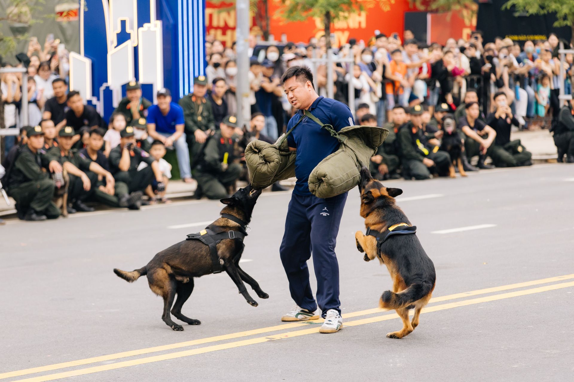 Khán giả, từ người lớn đến trẻ em đều chăm chú theo dõi và bày tỏ sự thán phục, tự hào