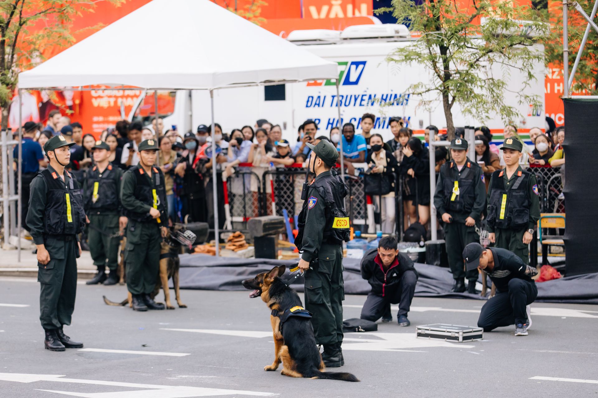 màn biểu diễn huấn luyện cảnh khuyển đã khiến hàng nghìn khán giả có mặt tại sự kiện thực sự mãn nhãn và xúc động