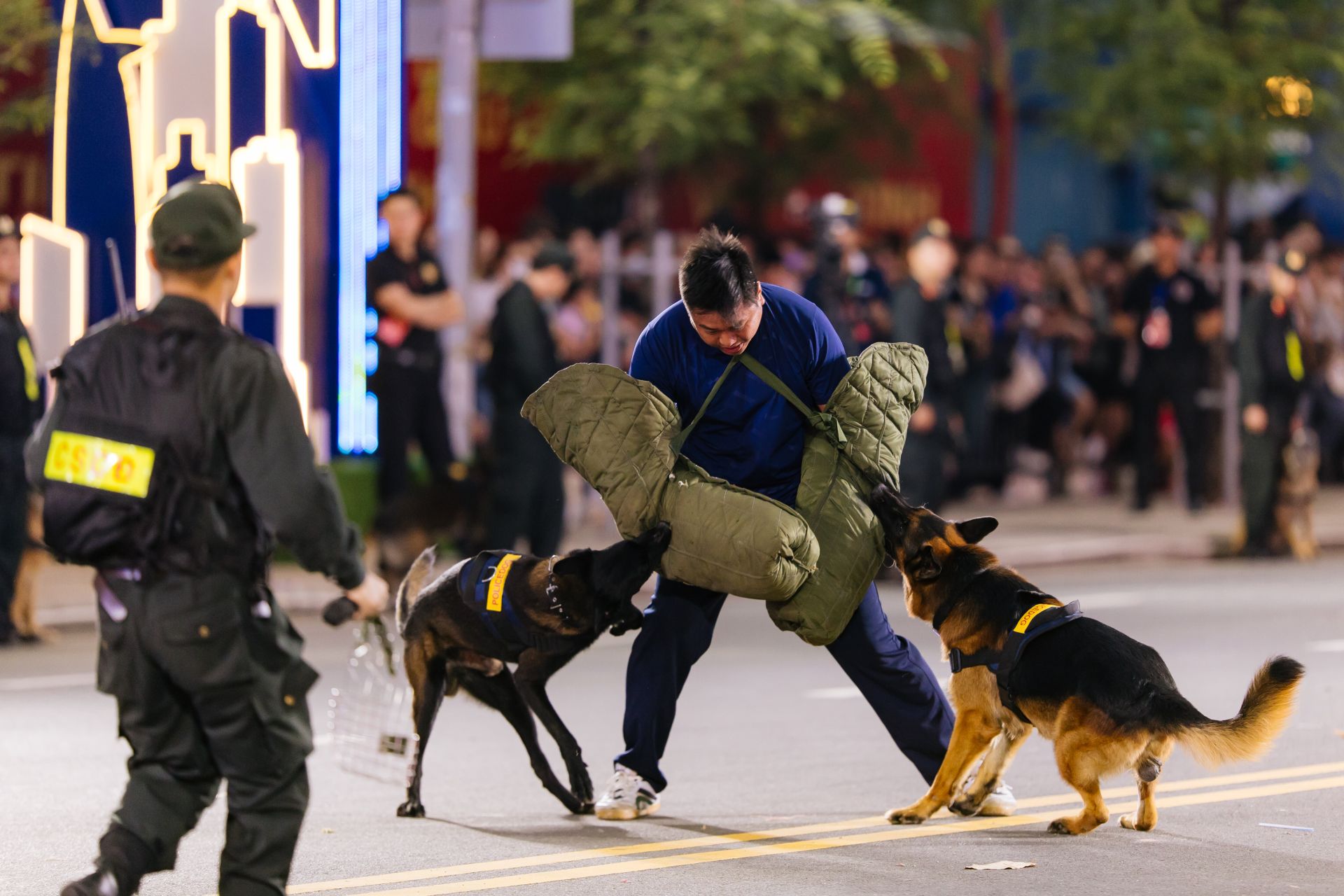 Chương trình “Vinh quang Công an nhân dân” không chỉ là dịp tri ân và tôn vinh những đóng góp thầm lặng mà vĩ đại của lực lượng công an, mà còn góp phần gần gũi hóa hình ảnh người chiến sĩ trong lòng nhân dân, hun đúc tinh thần yêu nước và trách nhiệm cộng đồng