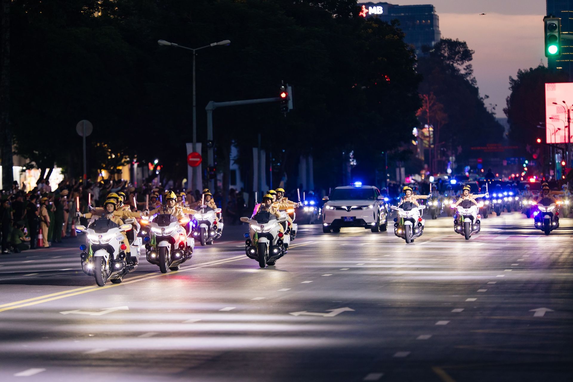 Đội hình hộ tống, dẫn đoàn của các nam, nữ sĩ quan Cảnh sát giao thông, Công an TP. Hồ Chí Minh