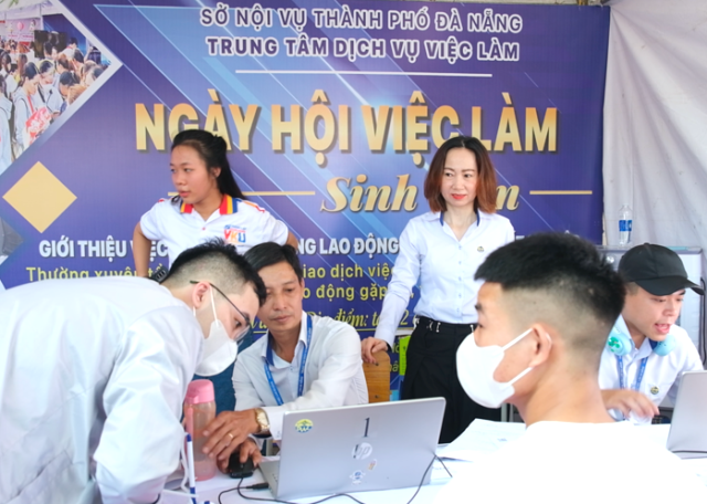 Nhiều sinh viên quan tâm tới cơ hội nghề nghiệp tại Job Fair 2025 Nhiều sinh viên quan tâm tới cơ hội nghề nghiệp tại Job Fair 2025