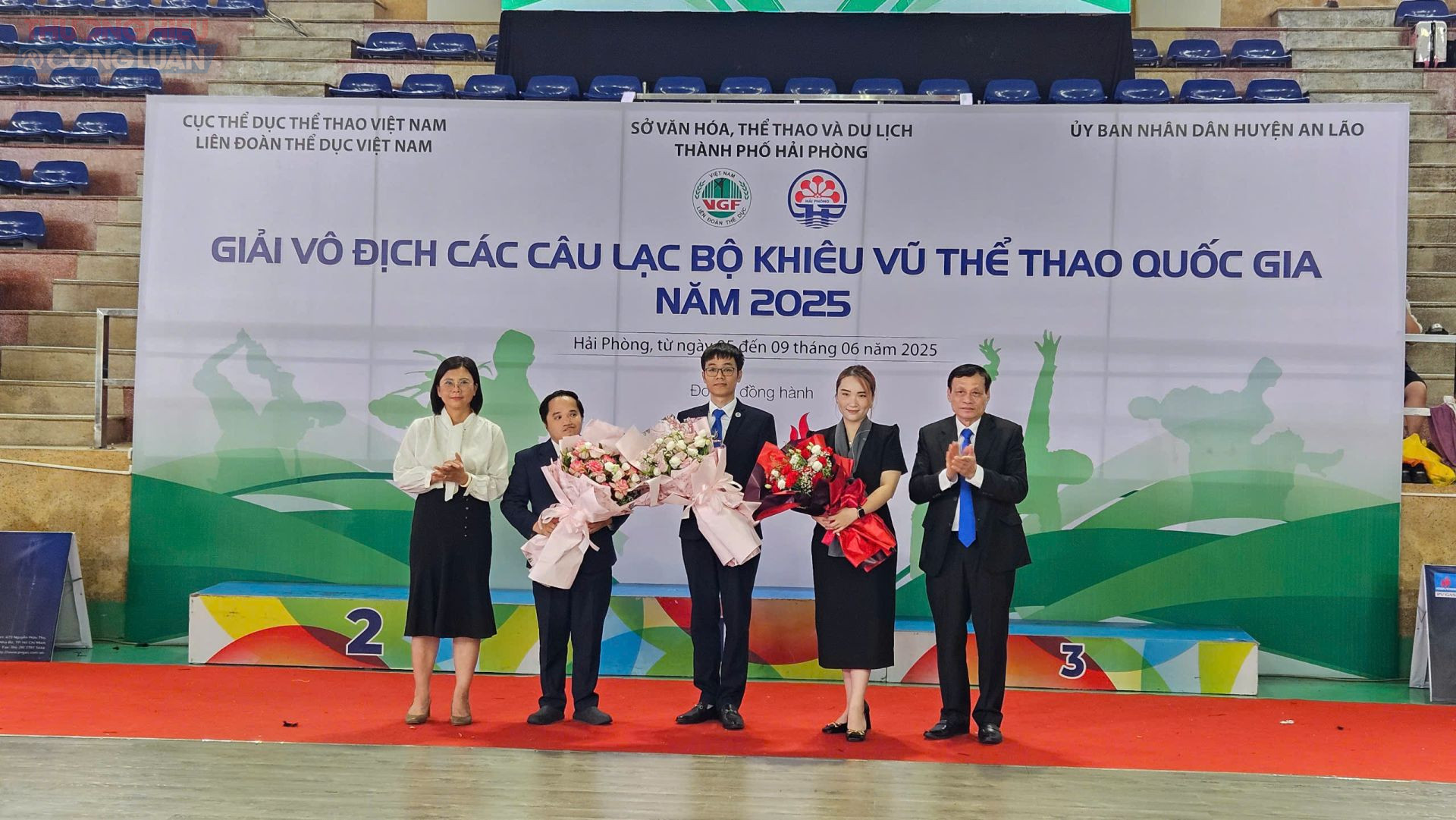 Liên đoàn thể thao Việt Nam tặng hoa chúc mừng các trọng tài và DJ xuất sắc được Liên đoàn Khiêu vũ Thể thao Thế giới (WDSF) cấp bằng trọng tài quốc tế