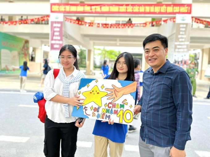 Thí sinh, phụ huynh chụp hình với bảng cổ động ở điểm thi THPT Mỹ Đình để lấy may mắn, sáng 7/6. Ảnh: Dương Tâm Thí sinh, phụ huynh chụp hình với bảng cổ động ở điểm thi THPT Mỹ Đình để lấy may mắn, sáng 7/6. Ảnh: Dương Tâm