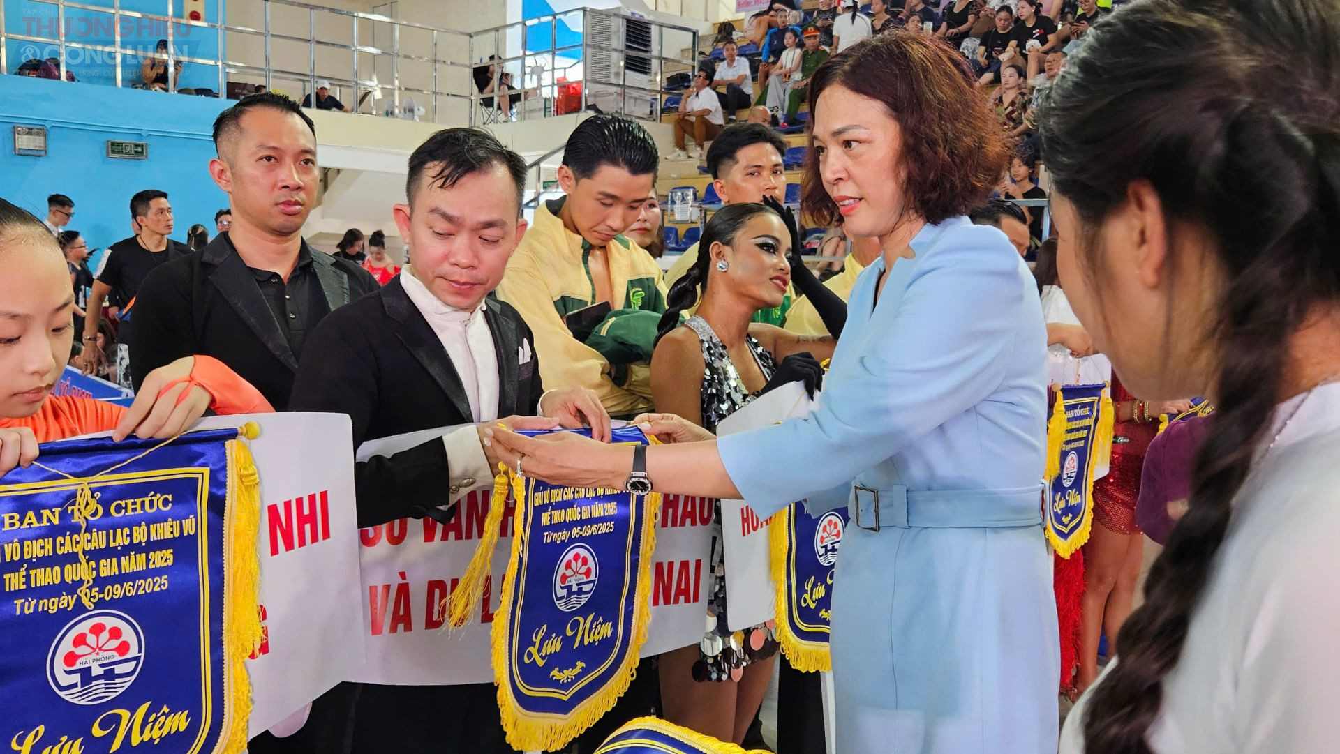 Lãnh đạo Sở Văn hóa, Thể thao và Du lịch Hải Phòng trao cờ lưu niệm cho các đoàn vận động viên