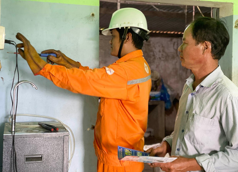 Ngành điện tăng cường tuyên truyền, hướng dẫn người dân sử dụng điện an toàn, tiết kiệm. Ảnh: Hà Duy