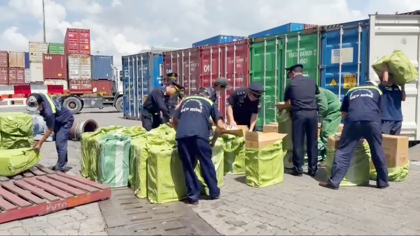 Lực lượng Hai chiếc bồn giấu thuốc lá lậu được cơ quan Hải quan phát hiện, bắt giữ